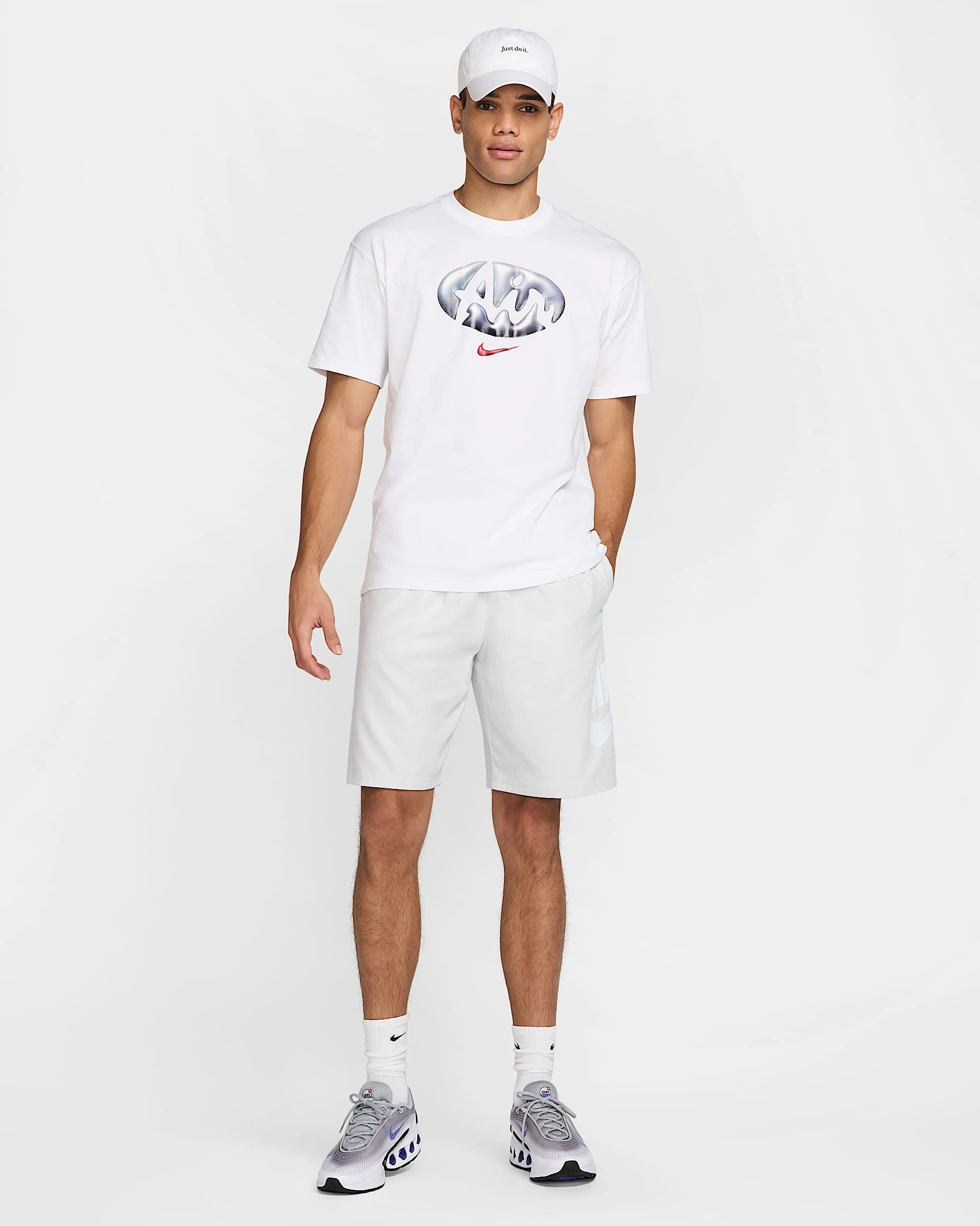 Nike Sportswear Max90 T-shirt til mænd: Komfort møder stil. Et ikon genfødt, klar til ethvert eventyr.